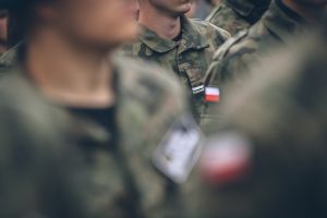 wojskowi w polskich mundurach