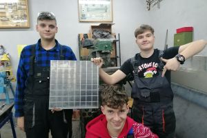 uczniowie prezentujący wykonane szachy (1)