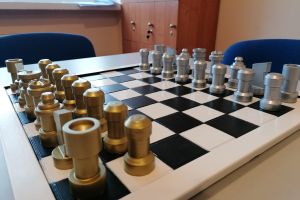 uczniowie prezentujący wykonane szachy (2)