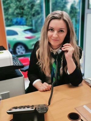 Kobieta z telefonem stacjonarnym