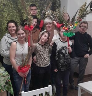 Wychowankowie i Pracownicy Placówki Opiekuńczo-Wychowawczej z własnoręcznie wykonanymi palmami wielkanocnymi