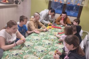 Zajęcia z własnoręcznego wykonywania palm wielkanocnych przez wychowanków Placówki Opiekuńczo-Wychowawczej w Książkach (3)