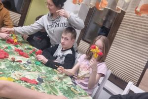 Zajęcia z własnoręcznego wykonywania palm wielkanocnych przez wychowanków Placówki Opiekuńczo-Wychowawczej w Książkach (6)