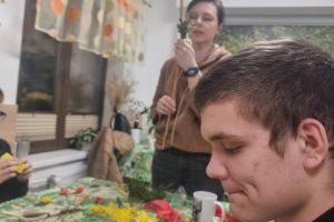 Zajęcia z własnoręcznego wykonywania palm wielkanocnych przez wychowanków Placówki Opiekuńczo-Wychowawczej w Książkach (7)