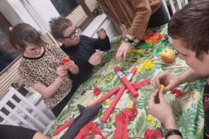 Zajęcia z własnoręcznego wykonywania palm wielkanocnych przez wychowanków Placówki Opiekuńczo-Wychowawczej w Książkach (10)