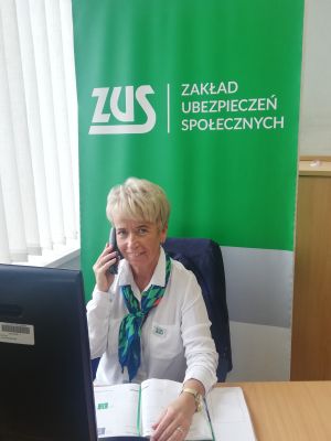 Kobieta rozmawiająca przez telefon