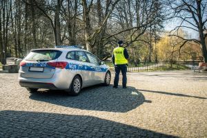 Samochód policyjny i policjant