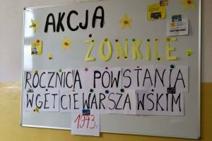 Tablica szkolna z napisem: Akcja Żonkile - Rocznica Powstania w Getcie Warszawskim 1943r.