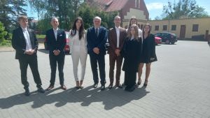 Maturzyści z Zespołu Szkół Ogólnokształcących w Wąbrzeźnie z Dyrektorem Szkoły Aleksandrem Czarneckim