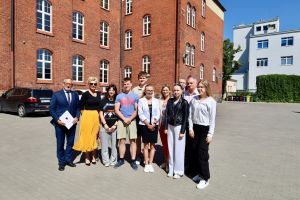 Samorząd Uczniowski ZSO w Wąbrzeźnie wraz z Dyrektorem Aleksandrem Czarneckim, Starostą Wąbrzeskim Krzysztofem...