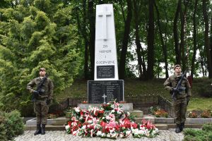 Żołnierze przy Pomniku Pamięci Narodowej w Brudzawkach