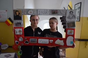 Uczniowie korzystający z fotobudki na Drzwiach Otwartych w Zespole Szkół Ogólnokształcących w Wąbrzeźnie