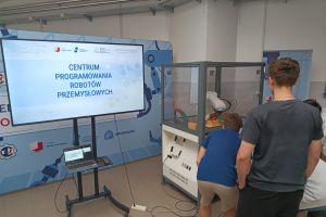 Zajęcia w Centrum Programowania Robotów Przemysłowych (1)