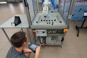 Zajęcia w Centrum Programowania Robotów Przemysłowych (4)