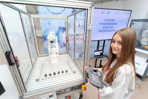 Zajęcia w Centrum Programowania Robotów Przemysłowych (5)