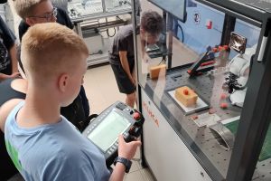 Zajęcia w Centrum Programowania Robotów Przemysłowych (6)