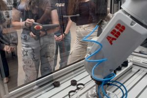 Zajęcia w Centrum Programowania Robotów Przemysłowych (8)