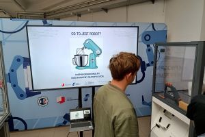 Zajęcia w Centrum Programowania Robotów Przemysłowych (9)