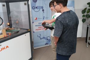 Zajęcia w Centrum Programowania Robotów Przemysłowych (11)