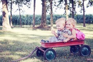 Dziewczynka i chłopiec na wózku