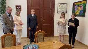Uroczystość złożenia Ślubowania Pracownika Samorządowego przez Karinę Ryszkowską i Weronikę Chorzępę.