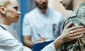 Pani Doktor rozmawiająca z żołnierzem w szpitalu