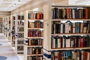 Regały z książkami w bibliotece