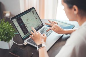 Kobieta biorąca udział w szkoleniu online włączonym na laptopie
