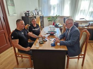 Pan Piotr Gołębiewski na spotkaniu u Pana Krzysztofa Maćkiewicza Starosty Wąbrzeskiego