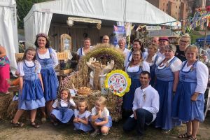 grupa prezentująca wieniec 4