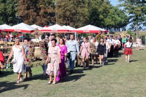 uczestnicy dożynek gminnych
