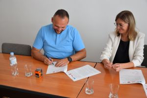 Wicestarosta Gizela Pijar oraz Proboszcz Parafii w Łopatkach ks. Artur Jankowski