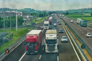 Samochody i ciężarówki poruszające się na autostradzie