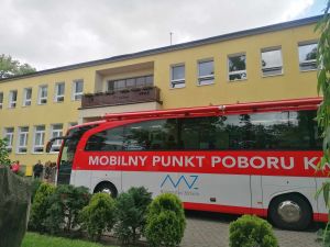 Specjalistyczny ambulans do pobierania krwi stojący przy Wąbrzeskim Domu Kultury.