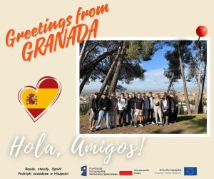 Pocztówka ze zdjęciem uczniów w Hiszpanii, flagą Hiszpani i napisem "Greetings from Granada" "Hola, Amigos!".