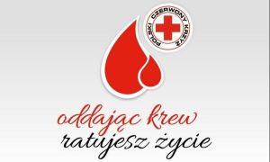 Dwie krople krwi, obok których znajduje się logo PCK. Pod kroplami znajduje się napis "oddając krew ratujesz życie".