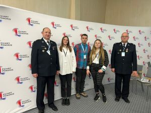 Wychowankowie Placówki Opiekuńczo-Wychowawczej w Książkach z przedstawicielami OSP Książki.
