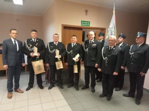 Druhowie z OSP z Gminy Dębowa Łąka wraz z Wójtem Gminy Dębowa Łąka.
