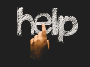 Palec wskazujący na napis "help".