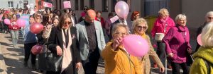 Uczestnicy "Marszu Różowej Wstążki".