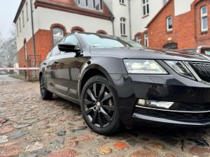 Samochód osobowy Skoda Octavia III 1.5 TSI MR`18 E6 na parkingu przed Starostwem Powiatowym w Wąbrzeźnie.