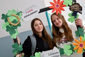 Dwie dziewczyny trzymające ramkę do zdjęć z napisami: I LOVE DZIAŁOWSKI! i Liceum Wąbrzeźno.