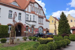 Nowo posadzone drzewa na tle budynku Starostwa Powiatowego w Wąbrzeźnie