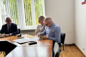Podpisanie umowy na przebudowę drogi powiatowej nr 1424C Rywałd-Dębowa Łąka