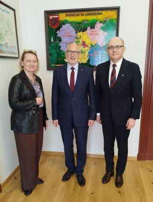 Od lewej: Joanna Gasek Dyrektor Działu Inwestycji Strefowych, Krzysztof Maćkiewicz Starosta Wąbrzeski i Błażej Konkol...