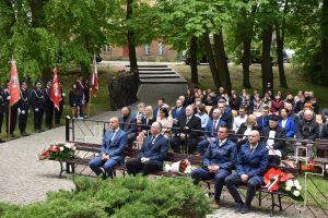 Uroczysta Msza Święta przy pomniku na cmentarzu wojennym w Książkach
