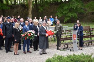 Uroczysta Msza Święta przy pomniku na cmentarzu wojennym w Książkach