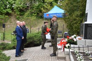 Uroczysta Msza Święta przy pomniku na cmentarzu wojennym w Książkach