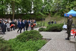 Uroczysta Msza Święta przy pomniku na cmentarzu wojennym w Książkach
