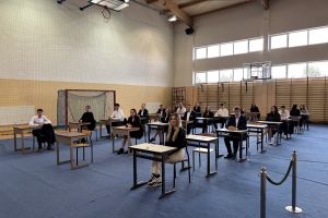 Abiturienci ZS w Wąbrzeźnie i ZSO w Wąbrzeźnie na egzaminie maturalnym.